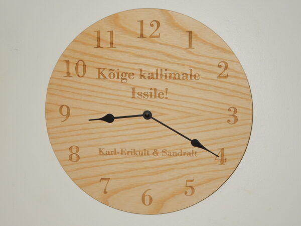 Saarespooniga kell "Korrektne"